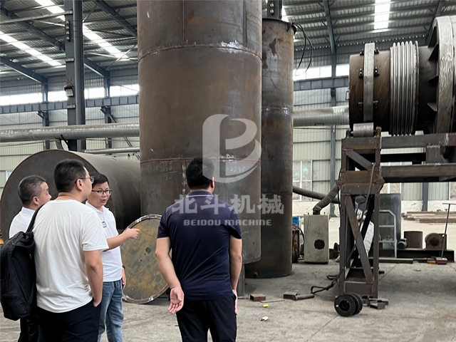 客戶在車(chē)間考察生物質(zhì)連續(xù)炭化爐